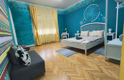 Old City Apartment | Chic Downtown Vibes at Belle Vue Apartments with Amenities