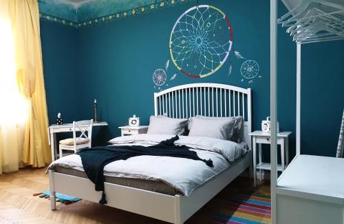 Old City Apartment | Chic Downtown Vibes at Belle Vue Apartments with Amenities