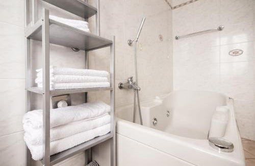 Villaggi Apartment | Discover Timo's Art House: Pet-Friendly 4-Star Retreat