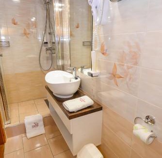 Sarvar Bed & Breakfast | Inviting Tinódi Fogadó with Hot Tub & Family-Friendly Dining