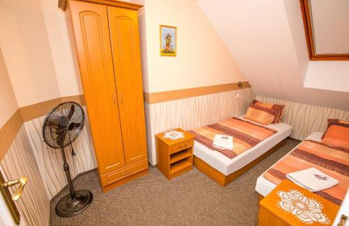 Sarvar Bed & Breakfast | Inviting Tinódi Fogadó with Hot Tub & Family-Friendly Dining