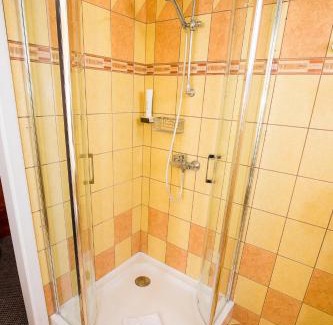 Sarvar Bed & Breakfast | Inviting Tinódi Fogadó with Hot Tub & Family-Friendly Dining