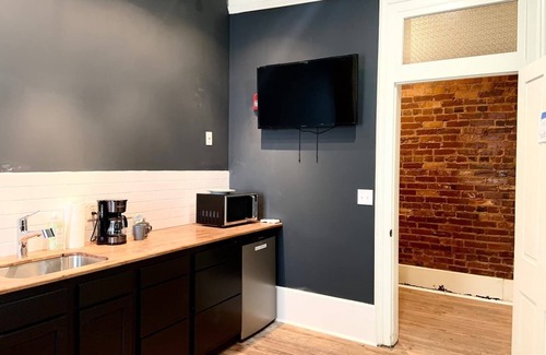 Sweetwater Apartment | Historic Tin W Suite - Remedies Inn with Pool & Spa