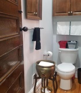 Centretown Apartment | Discover Tina's Gem: Guest Rated 9.1 for Your Stay