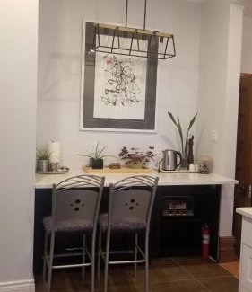 Centretown Apartment | Discover Tina's Gem: Guest Rated 9.1 for Your Stay