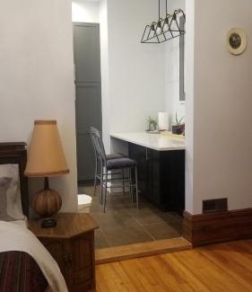 Centretown Apartment | Discover Tina's Gem: Guest Rated 9.1 for Your Stay