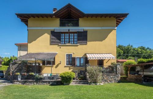 Arolo Apartment | Family-Friendly Retreat at Tina's Yellow Home - 4 Stars!