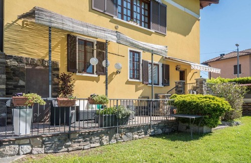 Arolo Apartment | Family-Friendly Retreat at Tina's Yellow Home - 4 Stars!