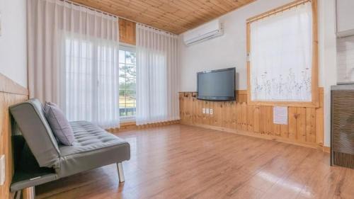 Gyeongju Villa | Family-Friendly Tinkerbell House with Pool Access