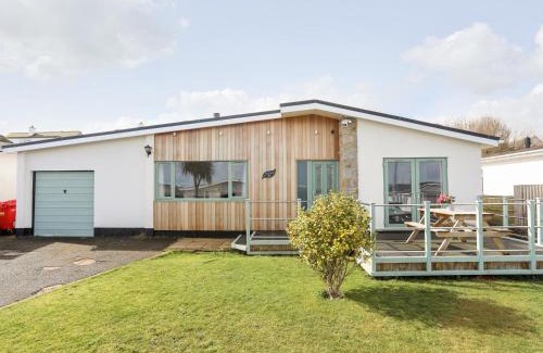 Benllech House | Experience Tinkers Patch: Pet-Friendly 4-Star Retreat