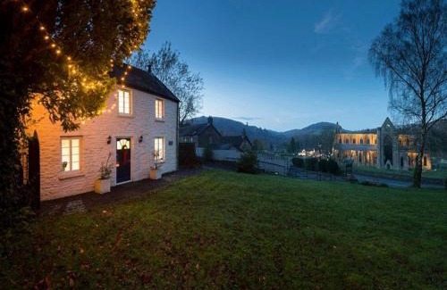 Tintern House | Explore Tintern Abbey Cottage: Pet-Friendly & Family Retreat