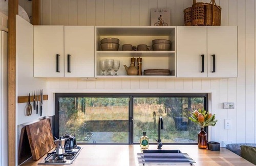 Shooters Hill Cabin | Family-Friendly Retreat at Tiny Akira with Kitchen Amenities