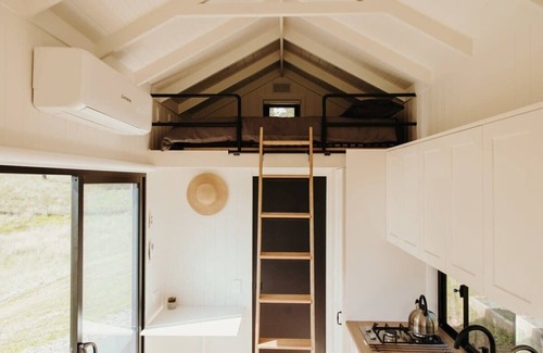 Shooters Hill Cabin | Family-Friendly Retreat at Tiny Akira with Kitchen Amenities
