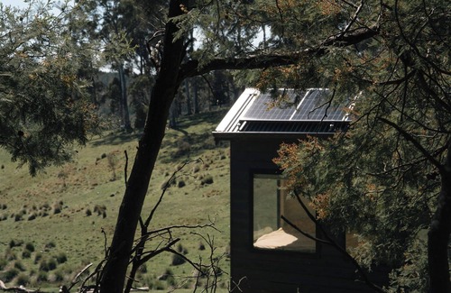 Shooters Hill Cabin | Family-Friendly Retreat at Tiny Akira with Kitchen Amenities