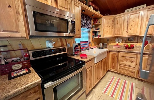 West Jefferson House | Pet-Friendly Tiny Ashe Cabin with Riverfront Access & Kayaks