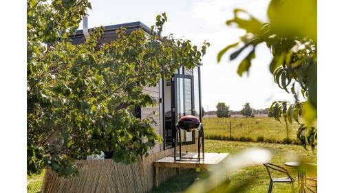 Canowindra House | Cozy Tiny Balloon House: Family-Friendly Retreat Awaits