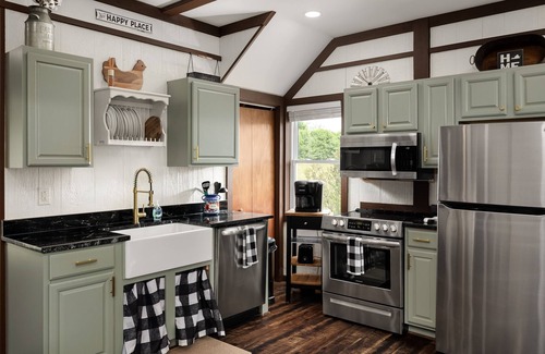 Luray House | Modern Tiny Barn Retreat with Mountain Views & Pet-Friendly