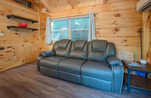 Lookout Valley Neighborhood Association House | Enjoy a Private Hot Tub at Lynda Cabin Village - Rated 10/10