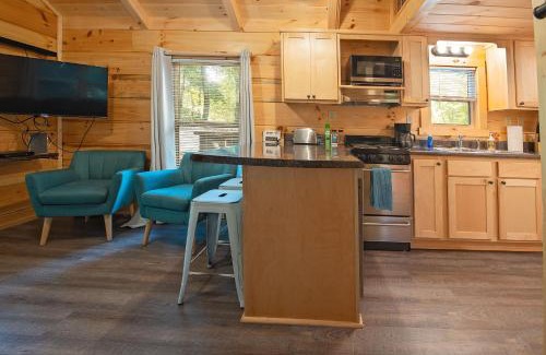 Lookout Valley Neighborhood Association House | Enjoy a Private Hot Tub at Lynda Cabin Village - Rated 10/10