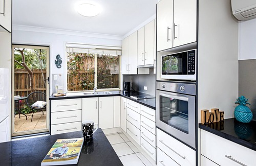 Coolum Beach Apartment | Cozy Oceanfront Flat with Bikes - Guest Rated 9.8/10