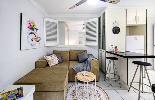 Coolum Beach Apartment | Cozy Oceanfront Flat with Bikes - Guest Rated 9.8/10