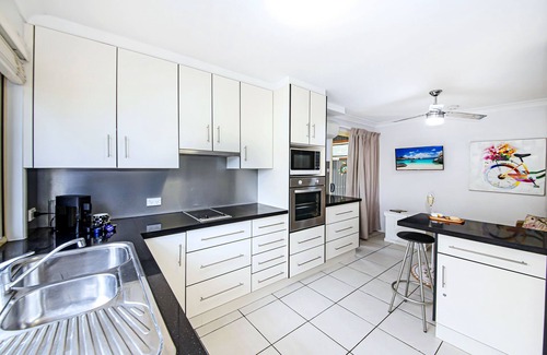 Coolum Beach Apartment | Cozy Oceanfront Flat with Bikes - Guest Rated 9.8/10