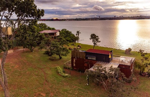 Lago Norte House | Cozy Container House by the Lake with Hot Tub & Kitchen