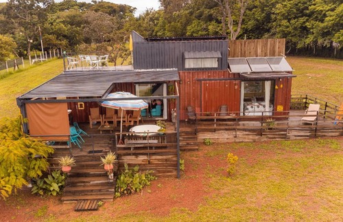 Lago Norte House | Cozy Container House by the Lake with Hot Tub & Kitchen
