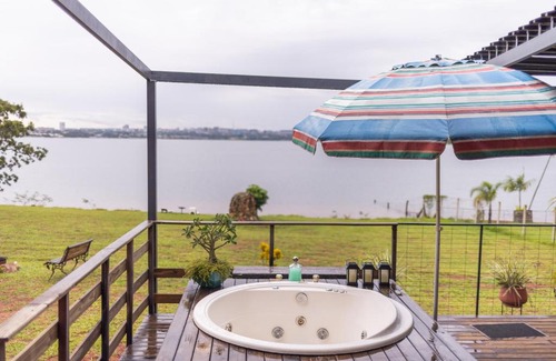 Lago Norte House | Cozy Container House by the Lake with Hot Tub & Kitchen