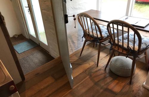 Fishguard Apartment | Cozy Retreat: Tiny Snug with Perfect 10/10 Review Score