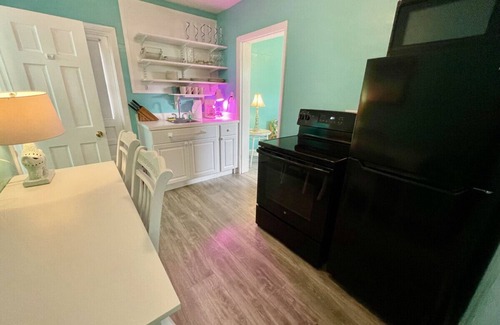 Orlando Beach Cottage | Cozy Oceanfront Cottage with Breakfast and Kitchen Amenities
