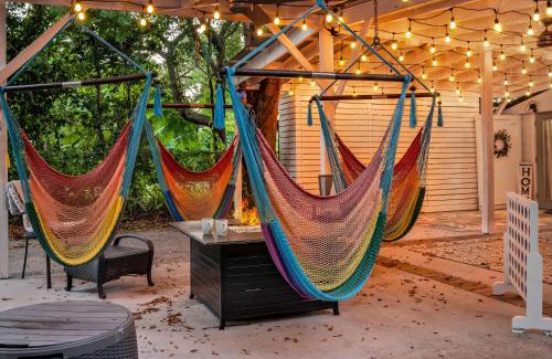 Fairvilla House | Charming Tiny Cottage Near Downtown with Grill & Hammocks