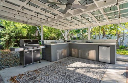 Fairvilla House | Charming Tiny Cottage Near Downtown with Grill & Hammocks