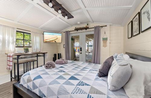 Fairvilla House | Charming Tiny Cottage Near Downtown with Grill & Hammocks