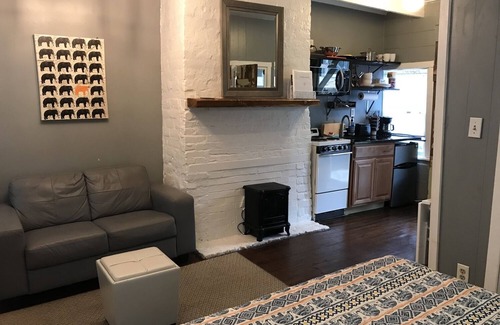 Beach Institute Cottage | Cozy Cottage 535 in Savannah's Historic District – Guest Rated 9.8