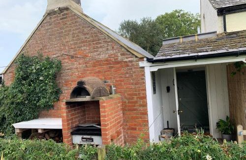 Ningwood Apartment | Cozy Cottage Getaway for Couples in Scenic Countryside