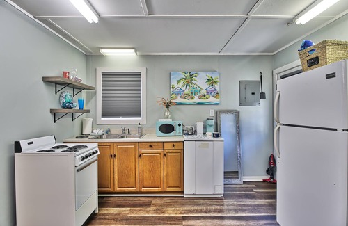 Murrells Inlet Cottage | Cozy Cottage: King Bed, Kitchen & Pet-Friendly Escape