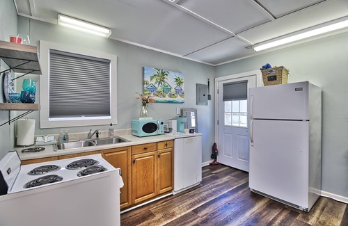 Murrells Inlet Cottage | Cozy Cottage: King Bed, Kitchen & Pet-Friendly Escape