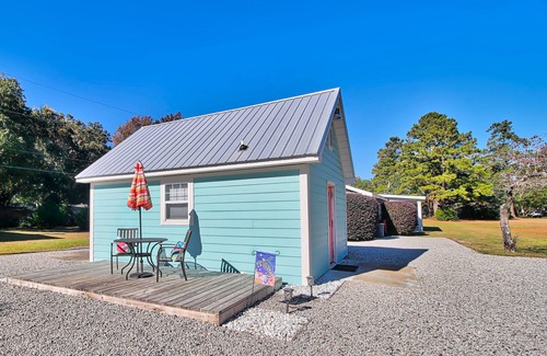 Murrells Inlet Cottage | Cozy Cottage: King Bed, Kitchen & Pet-Friendly Escape