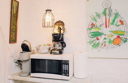 Gravois Park Apartment | Cozy Cottage on Historic Antique Row - Pet Friendly & Spa