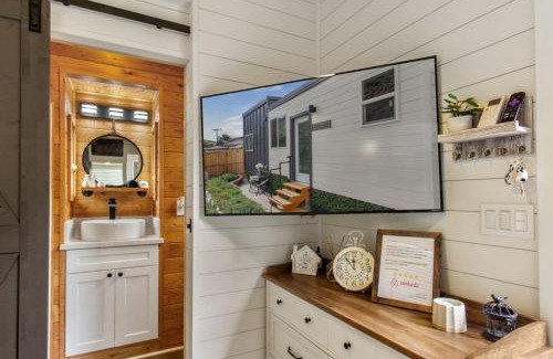 Canyon Country Apartment | Cozy Farmhouse on Wheels with 9.5/10 Guest Rating