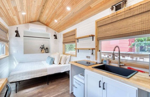 Hosford-Abernethy Apartment | Tiny Farmhouse - Walk to Local Shops & Restaurants