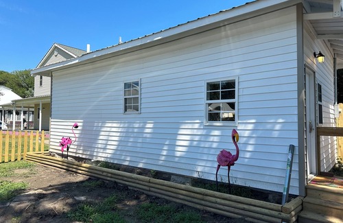 Pawhuska House | Pet-Friendly Tiny Flamingo's Nest Near Pioneer Woman Mercantile
