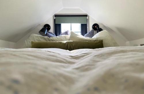 Swinderby Apartment | Cozy Mezzanine Guesthouse with 9.6/10 Review Score