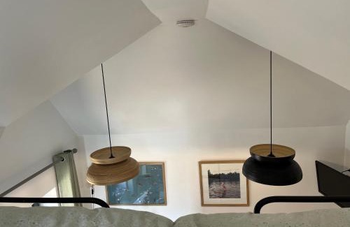 Swinderby Apartment | Cozy Mezzanine Guesthouse with 9.6/10 Review Score