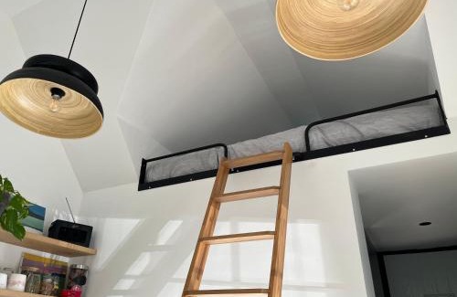 Swinderby Apartment | Cozy Mezzanine Guesthouse with 9.6/10 Review Score