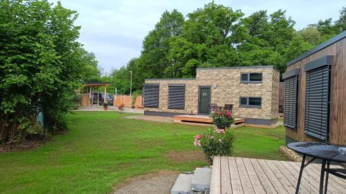 Fritzlar House | Pet-Friendly Haven at Tiny Haus Park Fritzlar with Ocean Views