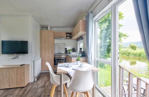 Beilngries House | Idyllic Tiny Haus Renate with Lake Views and Spa Retreat