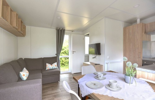 Beilngries House | Idyllic Tiny Haus Renate with Lake Views and Spa Retreat