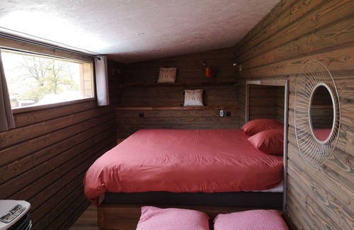Saint-Leonard-des-Bois Bed & Breakfast | Cozy Tiny House in the Heart of Grinding Wheel